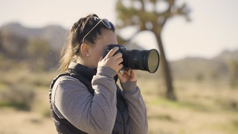 Chica-Fotografiando-El-Parque-Nacional-Joshua-Tree-Desert-California-Con-Una-Cámara-Sony-A1---Cerca-De-Chica-Tomando-Una-Foto