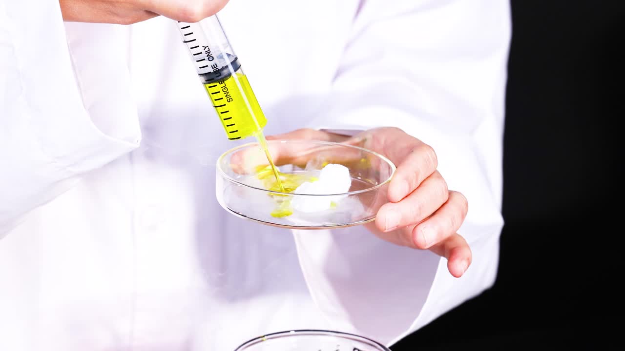 científico inyectando líquido en una placa de petri