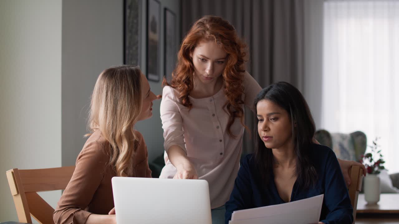 группа женщин, работающих вместе в домашнем офисе.