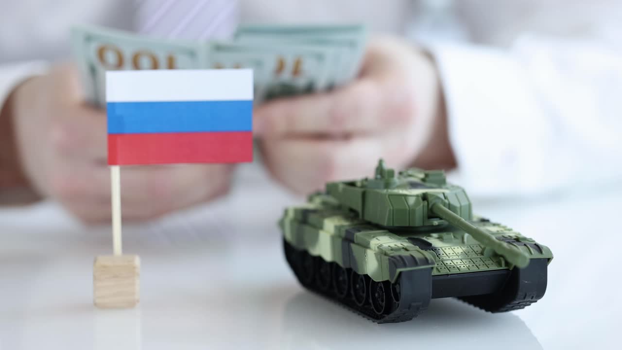 Russisk flag, kampvogn og penge, der repræsenterer militær finansiering.