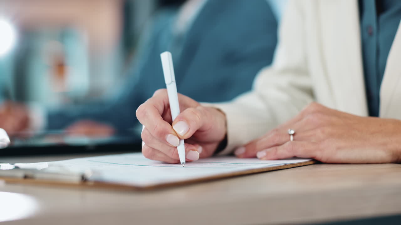 mujer firmando un documento en una oficina