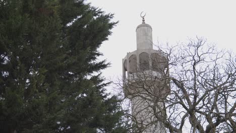 Exterior-Of-Regents-Park-Mosque-With-Minaret-In-London-UK