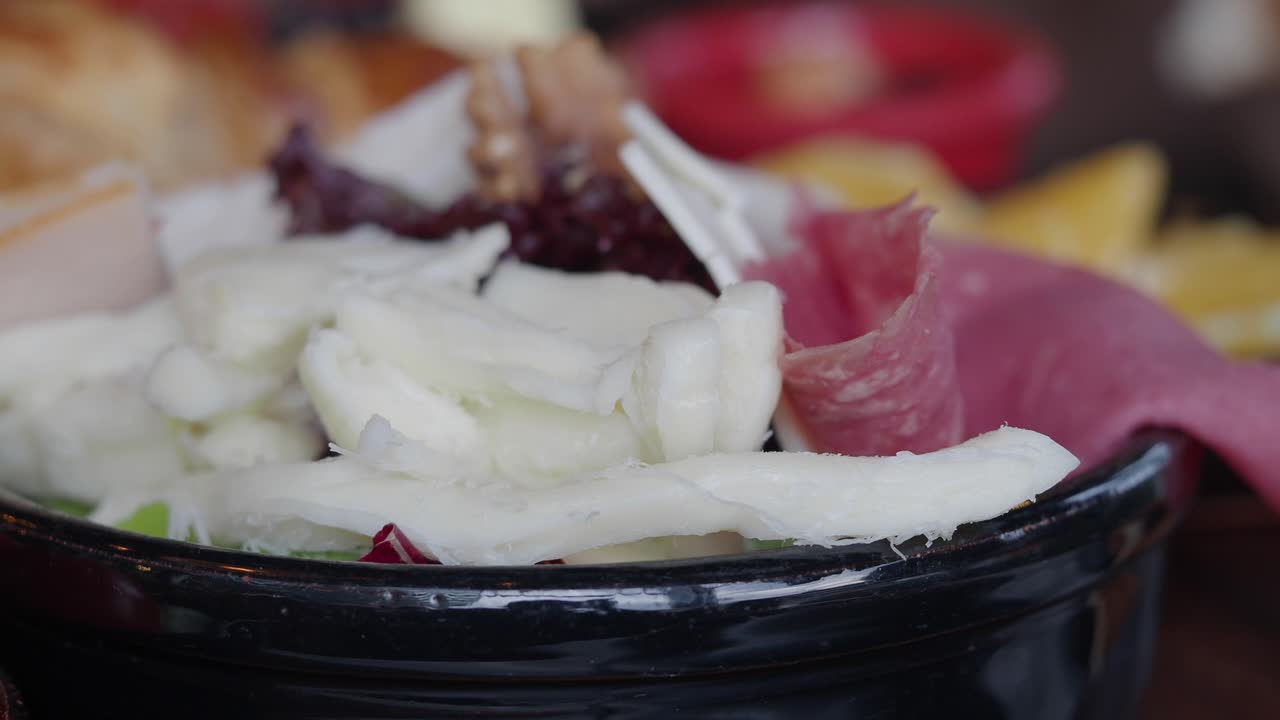 Gourmet-leikkelelautanen salamilla, ilmakuivatulla kinkulla ja parmesaanijuustolla