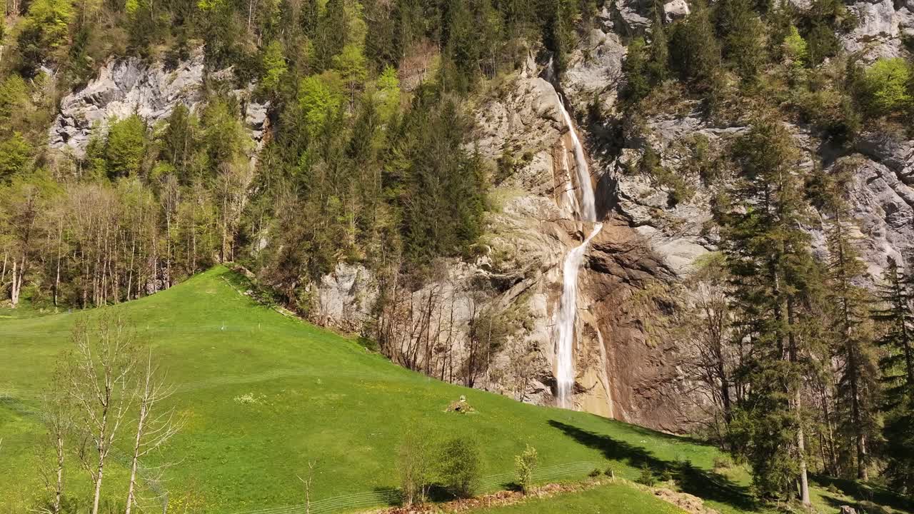 Cascata panoramica in una valle montana