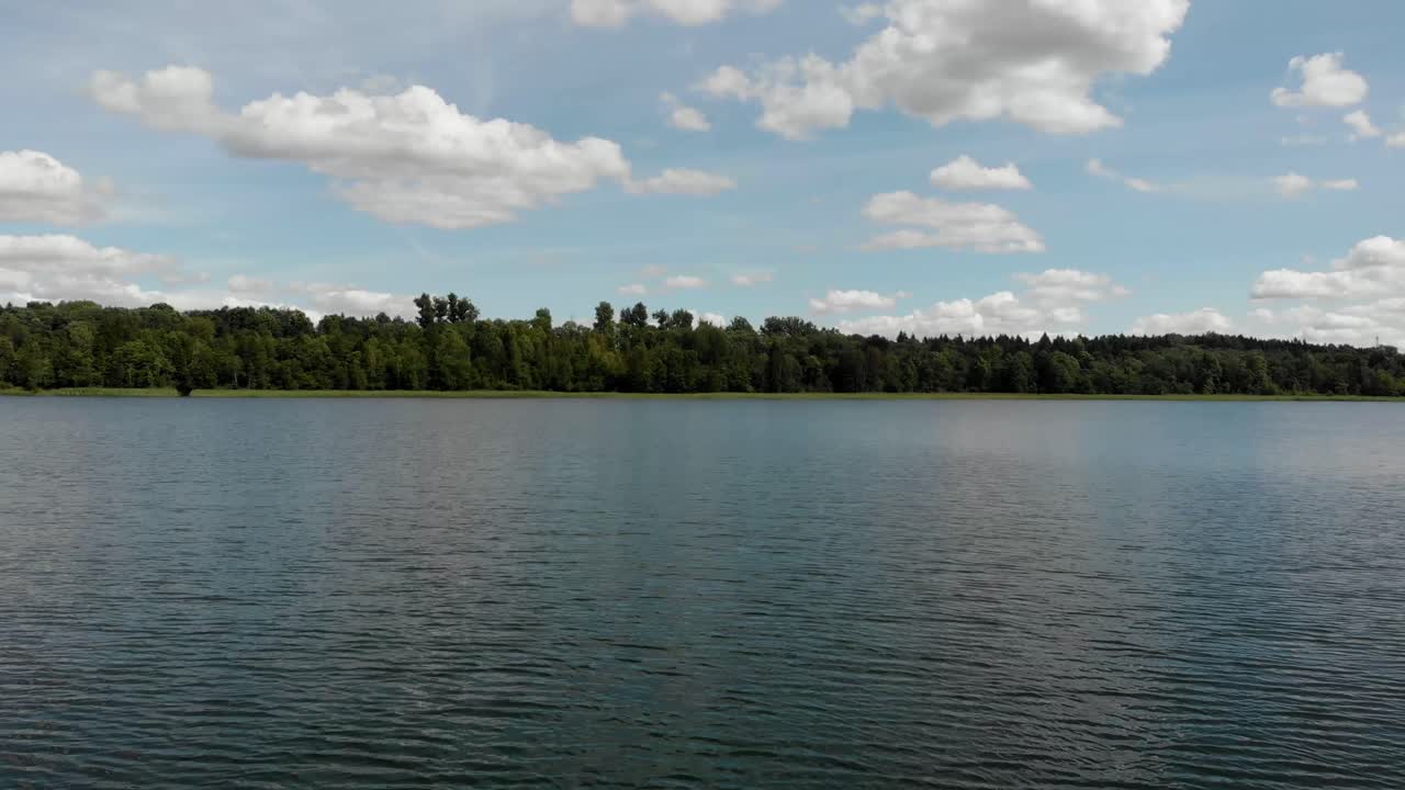 Drone che sorvola un grande lago in pieno giorno