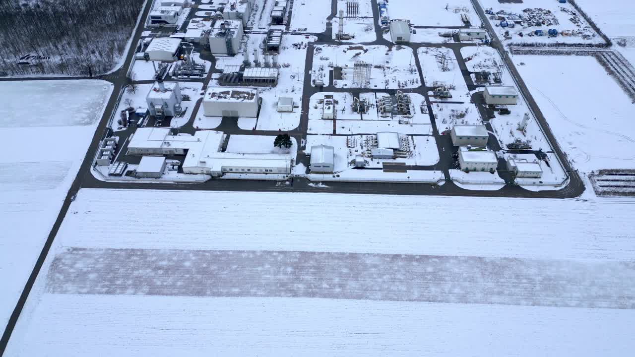 vista invernal de una estación compresora de gas rodeada de un paisaje cubierto de nieve