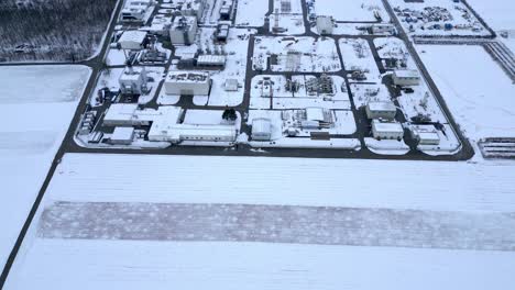 vista invernal de una estación compresora de gas rodeada de un paisaje cubierto de nieve