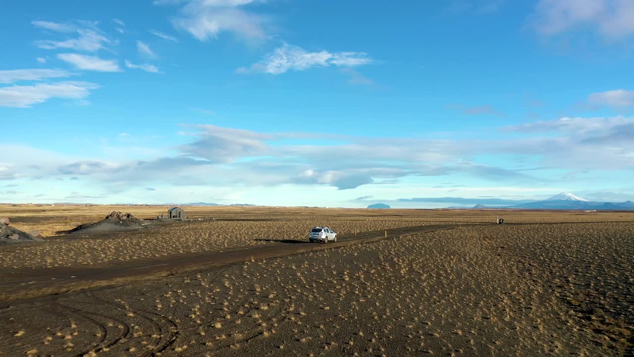 오프로드 경로에서 차를 따라가는 공중, 아이슬란드 탐험, 푸른 화창한 날