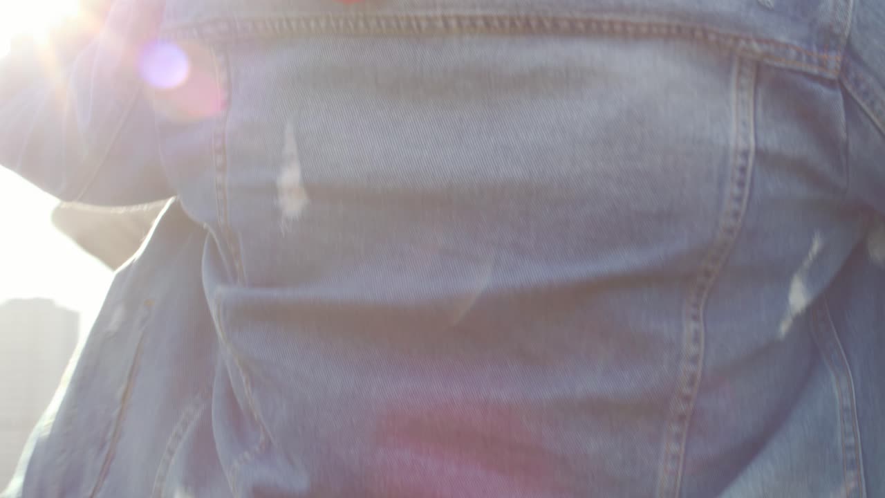 스케이트보드를 가진 걱정하는 젊은 여성의 손잡이 시각