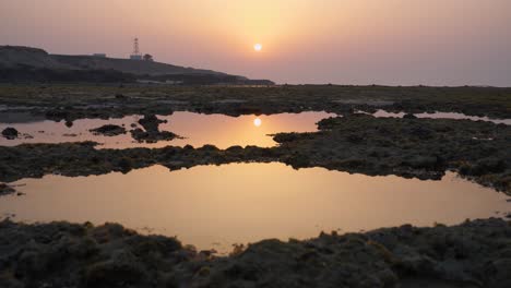 Playa-De-Arrecifes-De-Coral,-Superficie-Dura,-Costa-Sólida-Como-Una-Roca,-Maravilloso-Amanecer,-Paisaje-Panorámico-Y-Escénico-De-La-Mañana,-Naturaleza-En-El-Golfo-Pérsico,-Frontera-Con-Oriente-Medio,-Arabia-Saudita,-Qatar,-Emiratos-Árabes-Unidos,-Irán,-Destino-De-Viaje-De-Verano