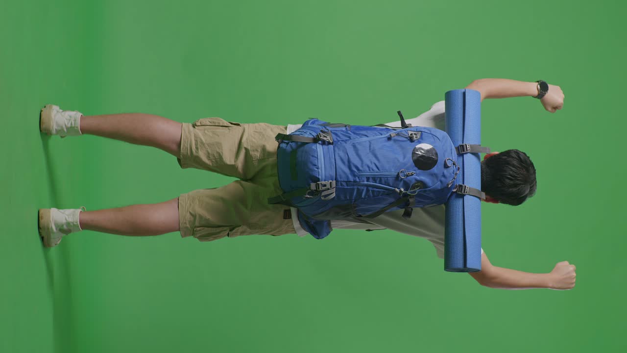 hombre con mochila en la pantalla verde