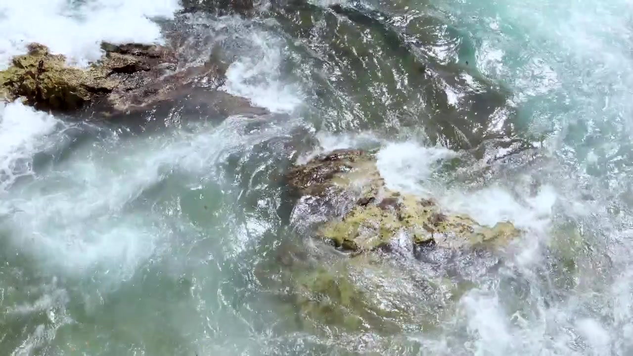 Acqua limpida di fiume di montagna che scorre sulle rocce