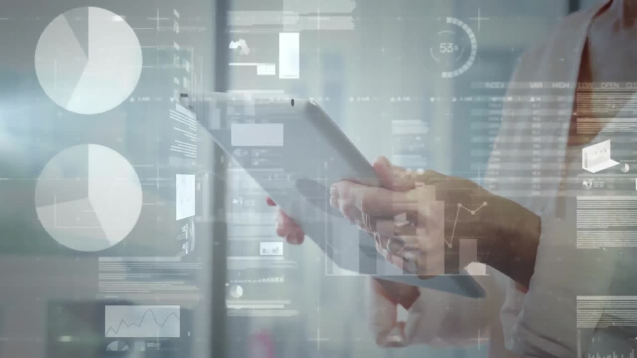 animación de gráficos financieros y datos sobre mujer caucásica trabajando en una tableta en la oficina