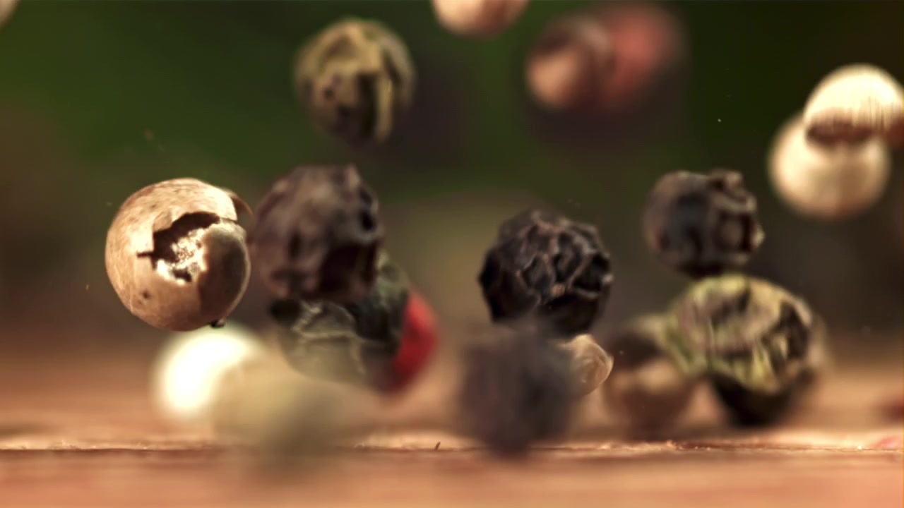 Grãos de Pimenta Mistos Caindo e Quicando em Câmera Lenta