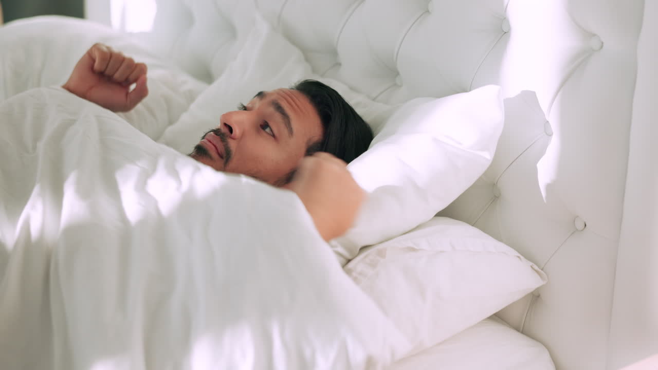 깨어나, 알람 시계와 침대에서  ⁇ 는 남자