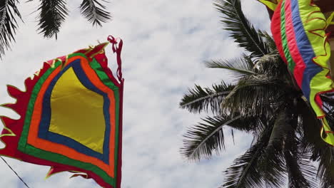 Toma-En-ángulo-Bajo-De-Las-Banderas-Del-Templo-De-Ballenas-Ondeando-A-Cámara-Lenta-En-Un-Día-Nublado-En-Vietnam