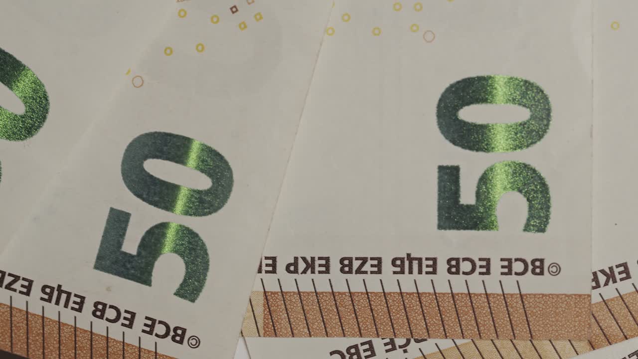 el dinero de la moneda europea está girando sobre la mesa, denominaciones de cincuenta euros
