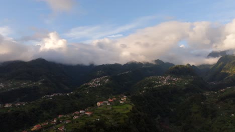 Drohnenaufnahmen-Von-Unglaublichen-Bergen-Und-Landschaften-Auf-Madeira,-Portugal,-Gefilmt-Bei-Sonnenaufgang