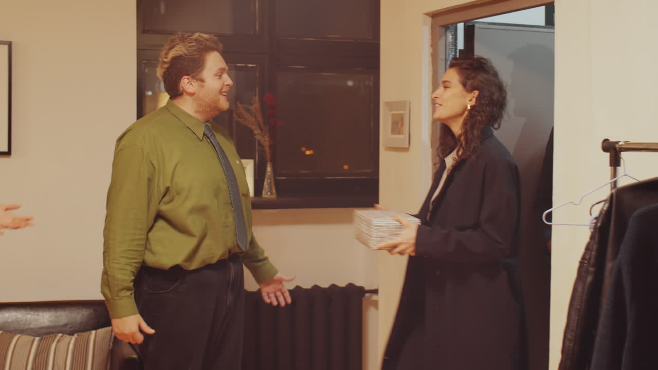 친구 들 을 인사 하는 부부