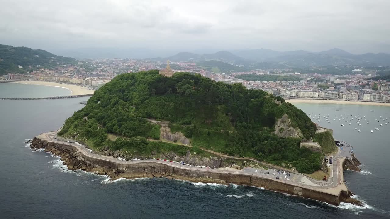 Monte Urgull è una collina imponente che domina il centro storico di San Sebastián, conosciuta anche come Donostia, nella punta settentrionale della Spagna, nei Paesi Baschi. Questo filmato da drone cattura le splendide vedute.