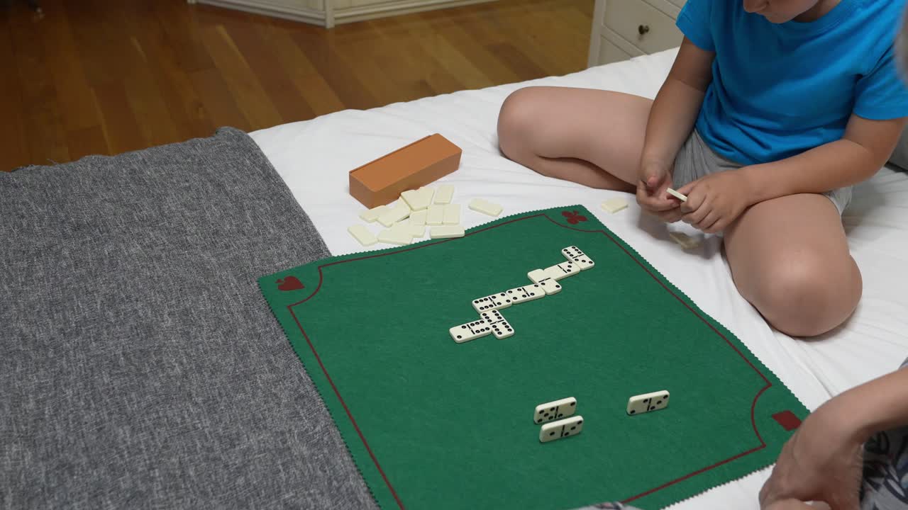 Giocare a domino sul letto