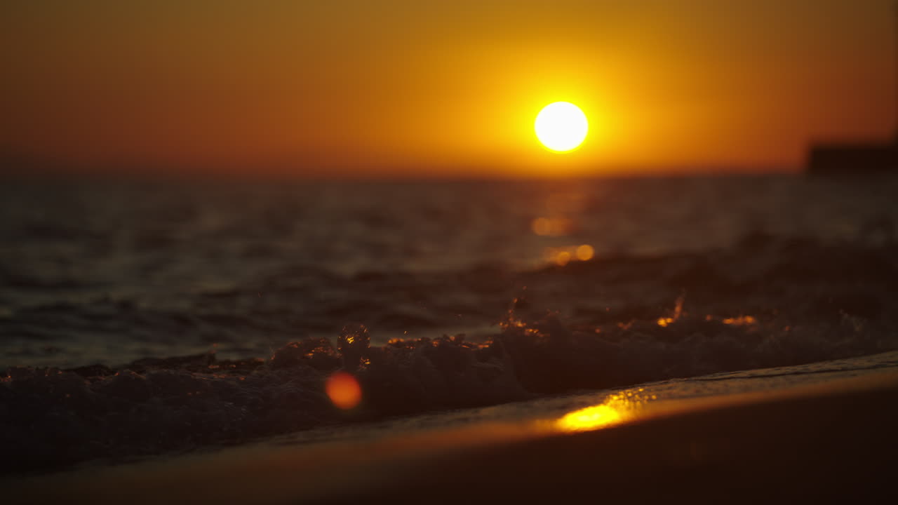 바다 위에 해가 지는 것