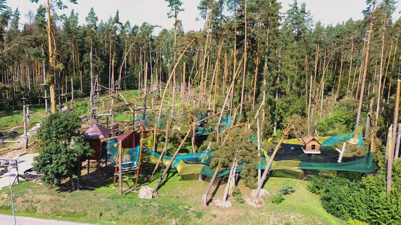 폭풍 이후 폐허가 된 놀이공원