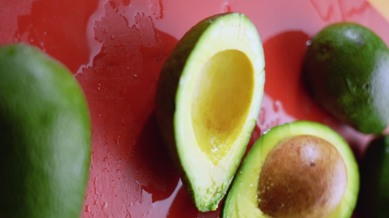 절단판 에 있는 아보카도 가 위 에서 떨어지고 반으로 갈라진다