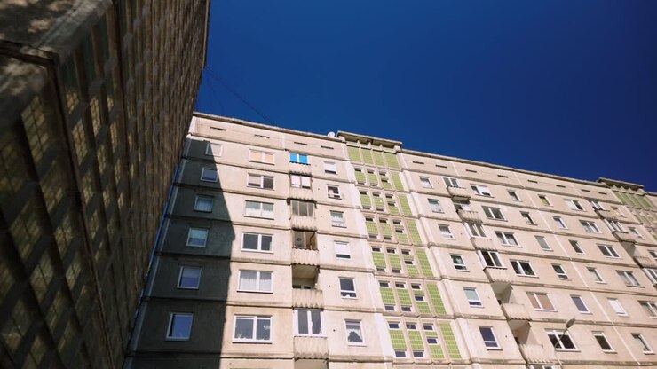 Carrellata a destra di un edificio residenziale prefabbricato in cemento a pannelli nei Paesi Baltici.