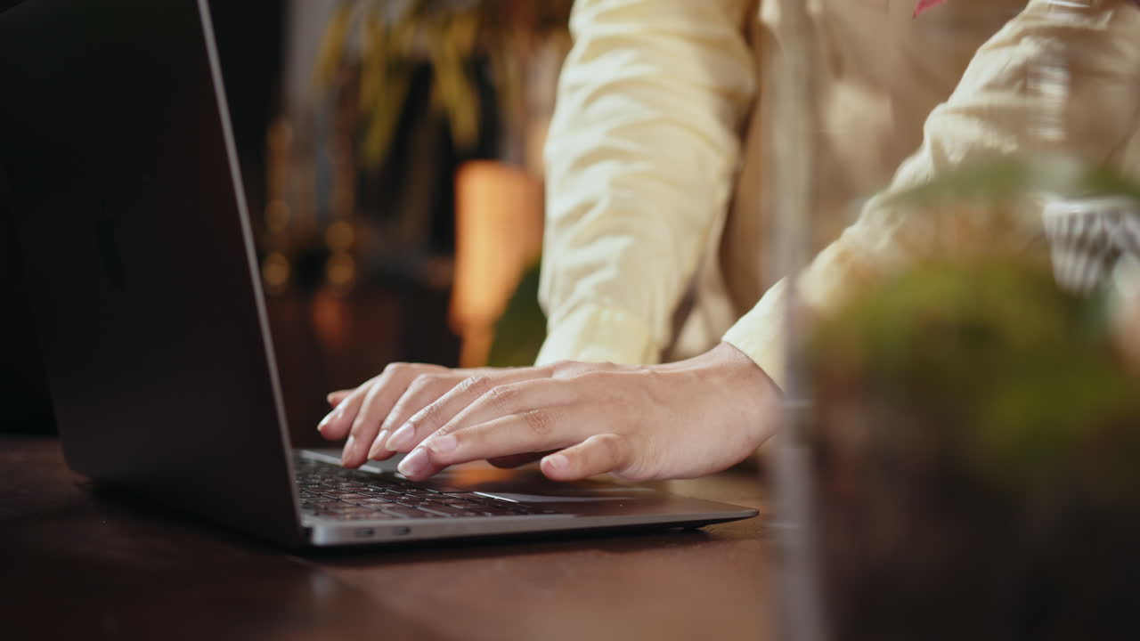 persona que trabaja en un portátil