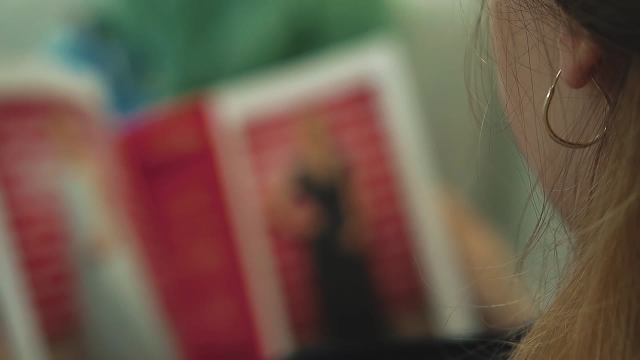 una chica bonita se sienta en una silla en un salón de belleza