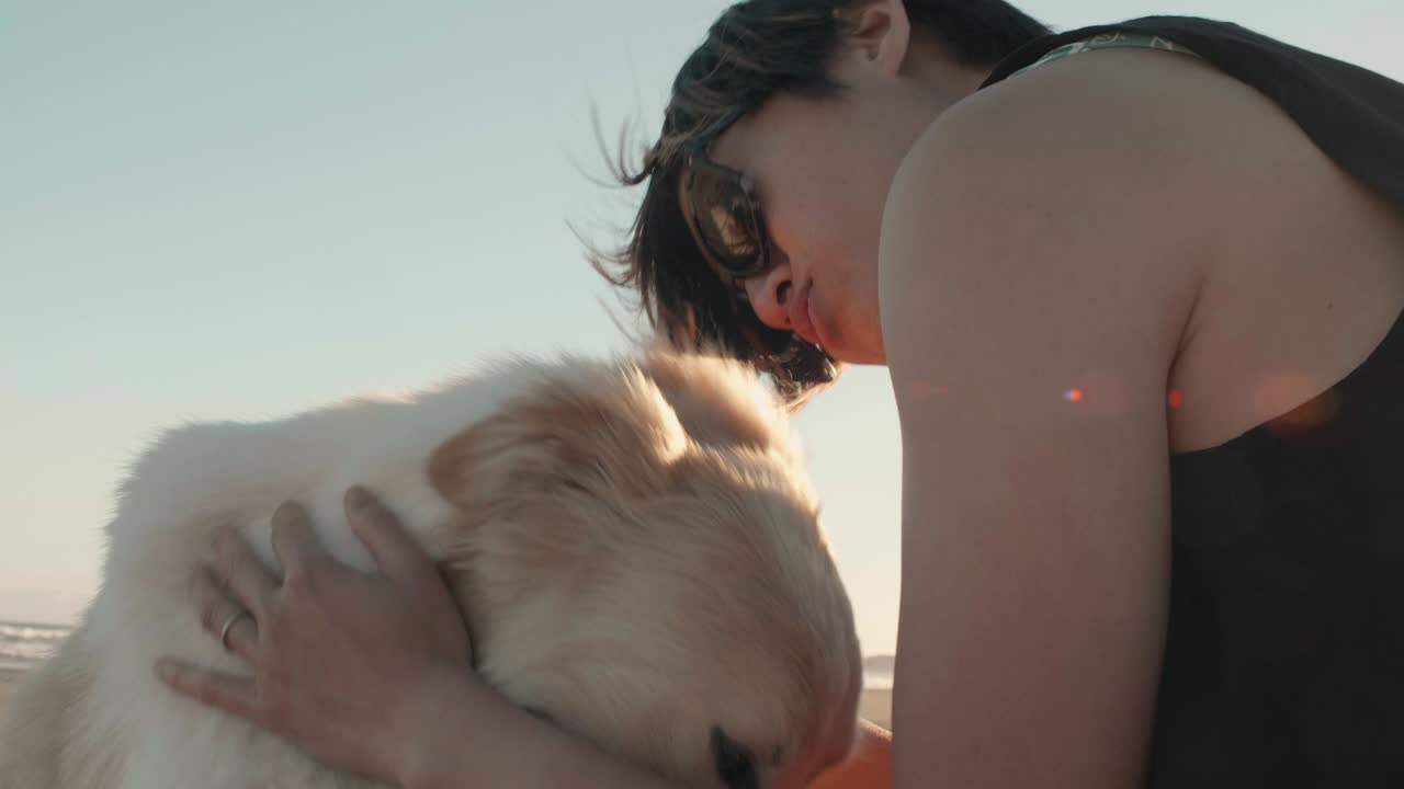 해변에 있는 개와 함께 애정 있는 반려동물 소유자