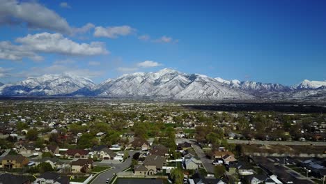 Drohnenaufnahme-über-Dem-Salzseetal-Mit-Der-Wasatch-Bergkette-Im-Hintergrund