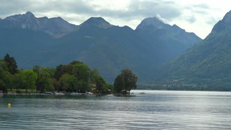 el lago annecy es uno de los lagos más puros de europa.