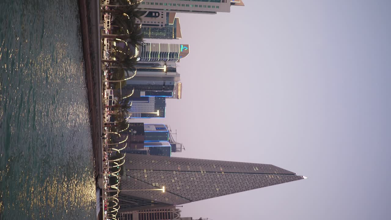 Paesaggio urbano di Doha al crepuscolo