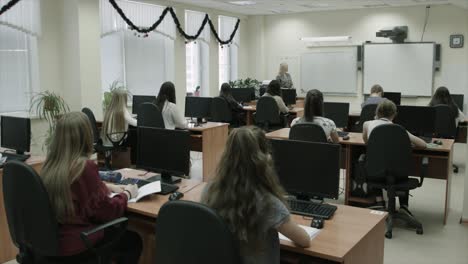 students in a computer lab class