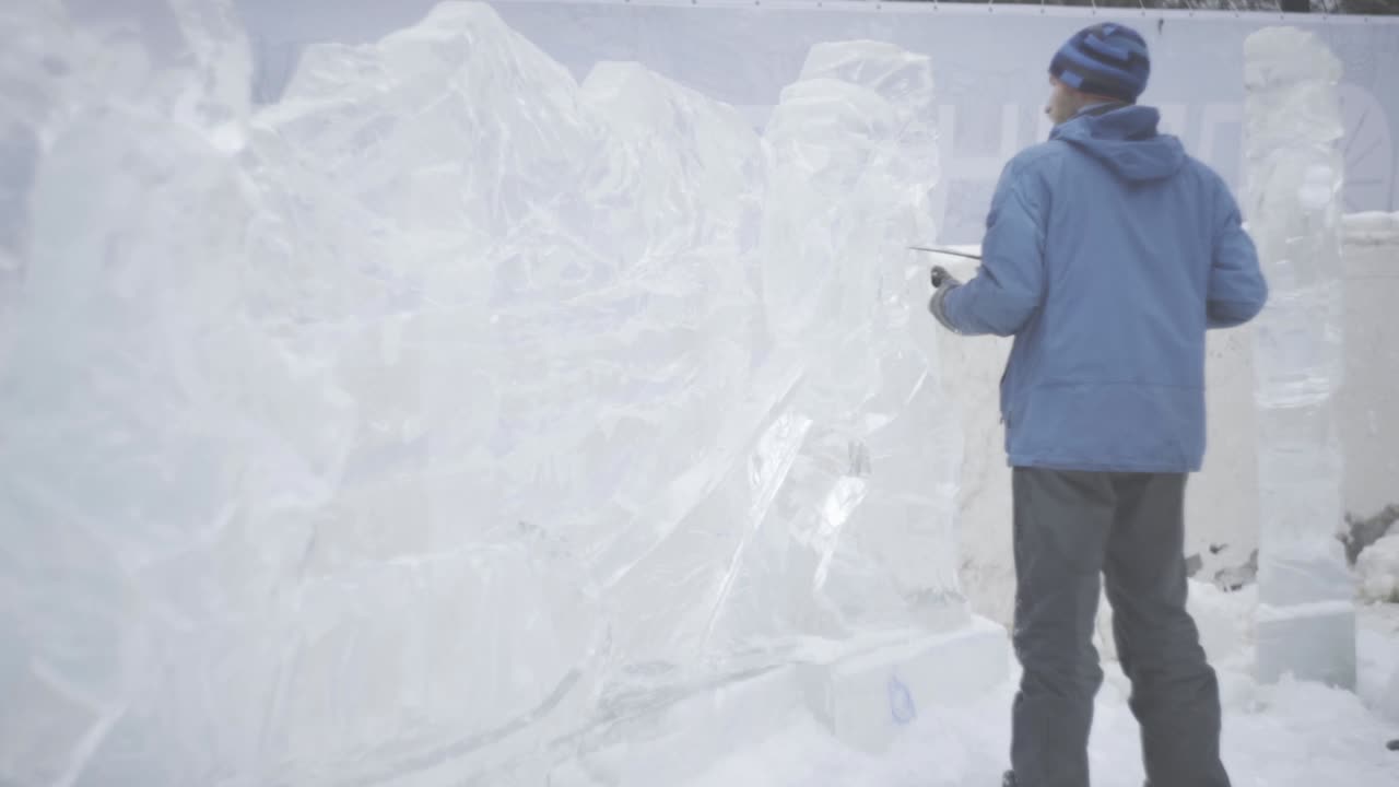 incisione sul ghiaccio in corso
