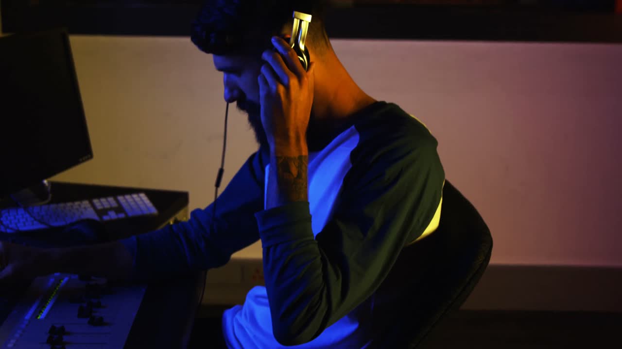 ingeniero de audio masculino mostrando el pulgar hacia arriba a la banda mientras mezcla el sonido