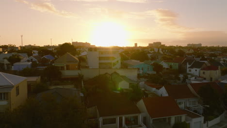 Dichte-Bebauung-In-Der-Stadt-Gegen-Sonnenuntergang.-Fliegen-Sie-über-Häuser-In-Einem-Wohnviertel.-Port-Elisabeth,-Südafrika