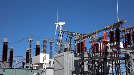 aerogenerador junto a la central eléctrica