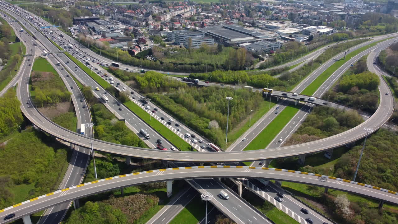 복잡 한 고속도로 교차로 의 공중 사진
