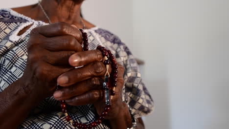 manos cansadas rezando el rosario