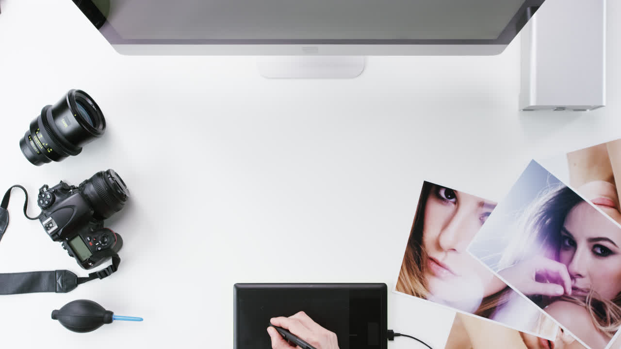 vista superior fotógrafo diseñador gráfico manos trabajando en el escritorio desde arriba - dragón épico rojo