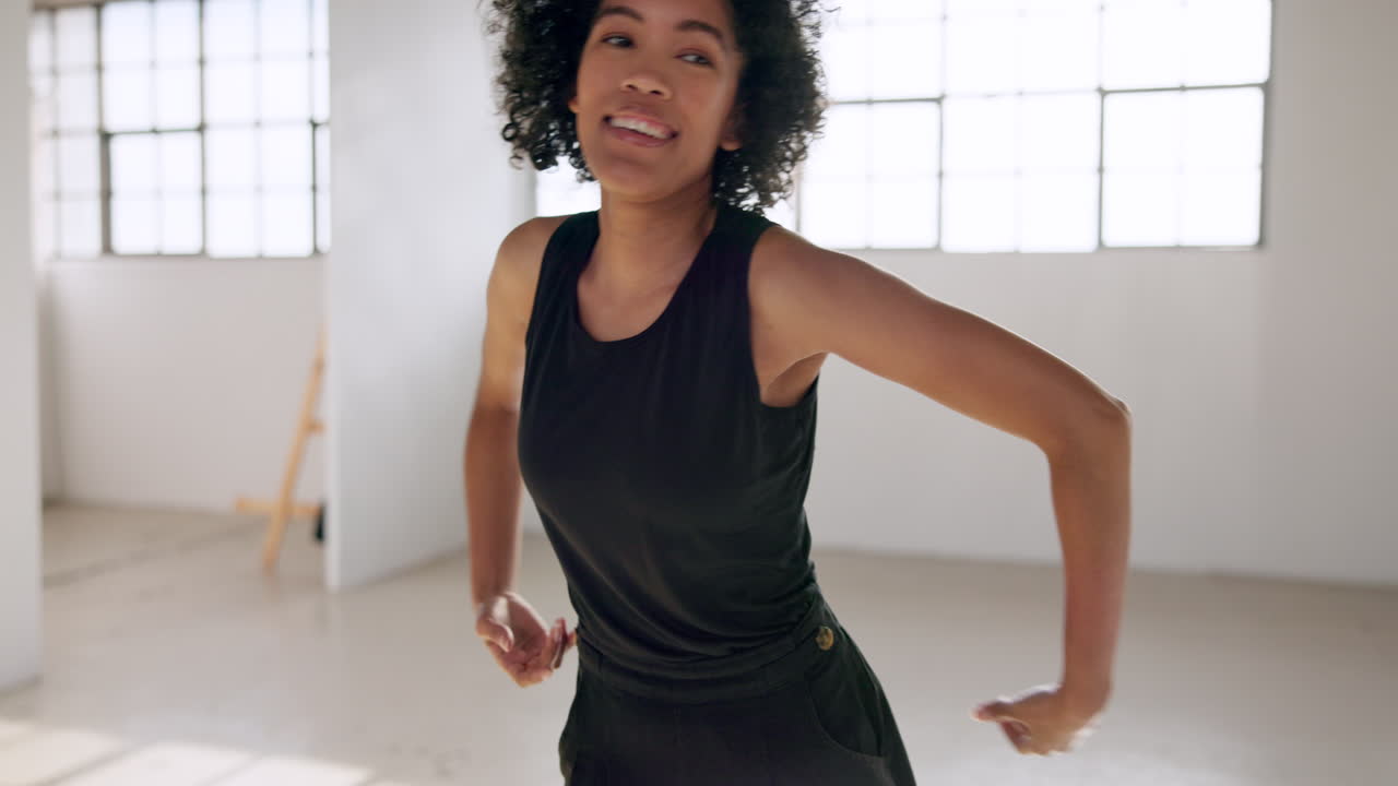 baile, sonrisa y actuación con una mujer negra