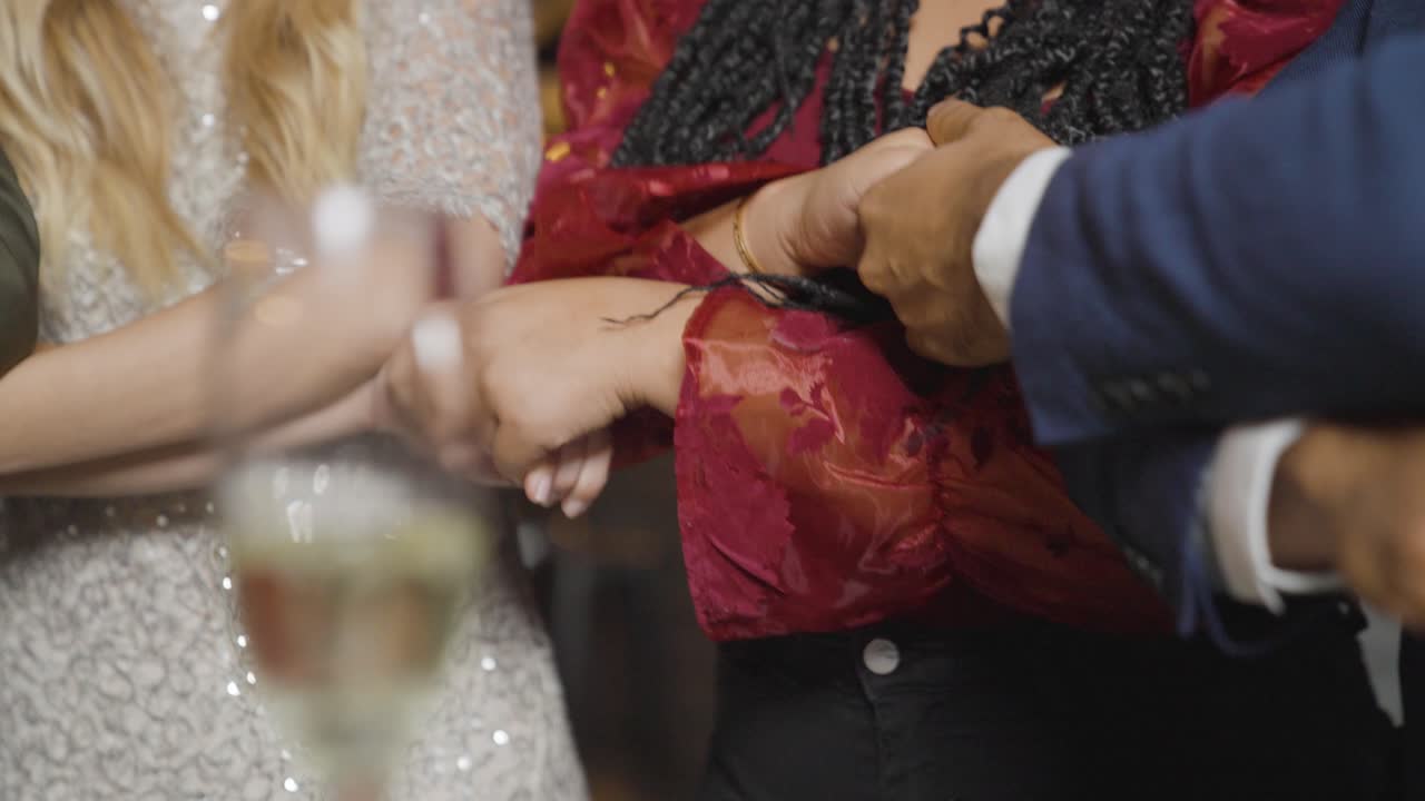 foto de seguimiento de amigos interpretando auld lang syne durante la víspera de año nuevo