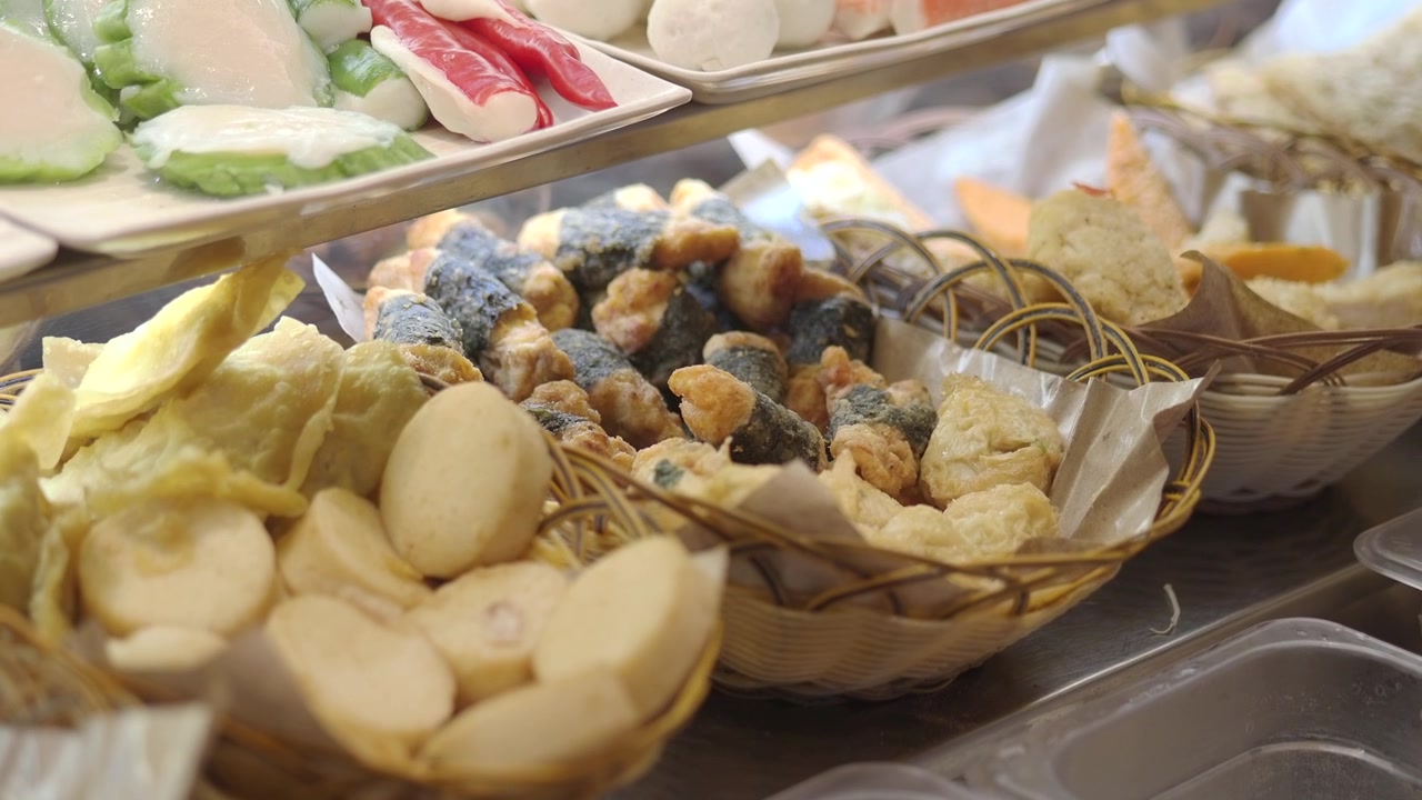 Bolinhos de Peixe Asiáticos Variados e Petiscos Fritos em Vitrine