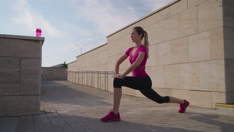 mujer estirándose al aire libre