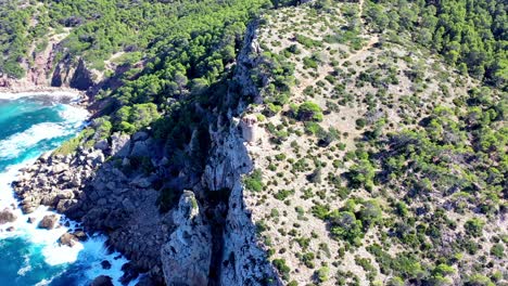 torre fortificada de basset cove en mallorca españa con vistas al mar mediterráneo, tiro aéreo
