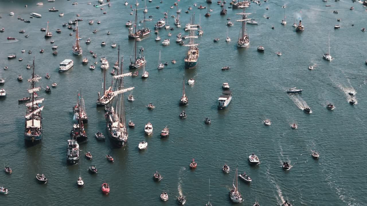 Drone inclinato verso il basso si avvicina a un folto gruppo di barche a vela in partenza all'evento Amsterdam Sail, texture panoramica