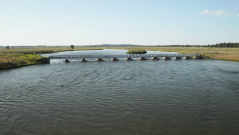 Vuelo-Alto-Sobre-Imágenes-De-Drones-Sobre-El-Puente-Que-Cruza-El-Río-Henry&#39;s-Fork-En-El-Sureste-De-Idaho,-EE.-UU.